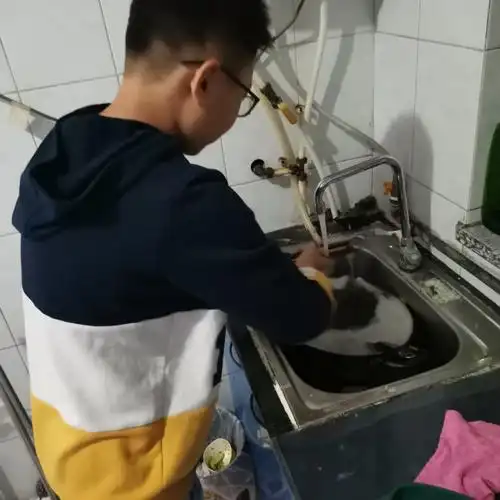 该洗碗了,洗洁精有点放的多,都洗不干净了.