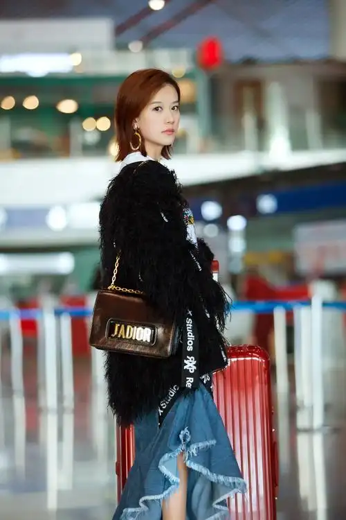 邓燕歌玩转oversize风 机场街拍大片尽显时尚_明星要闻_娱乐频道