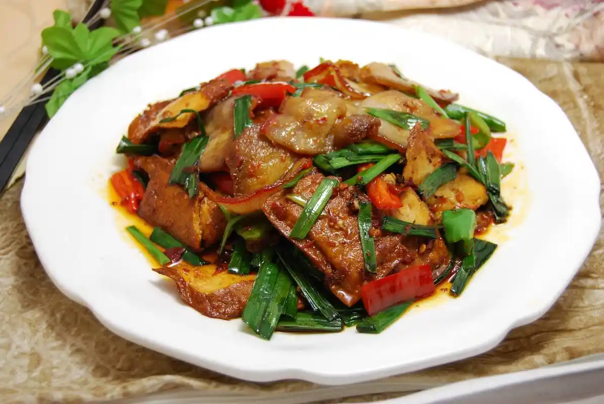 回锅肉食谱及材料 以下是一个回锅肉食谱:  94名称:回锅肉  92