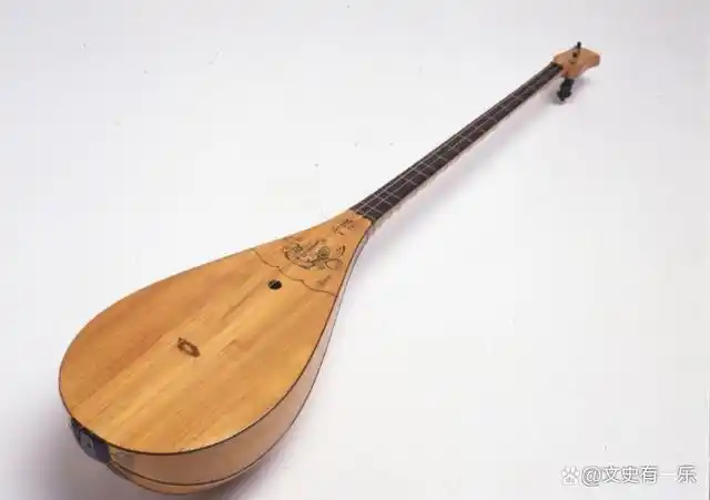 冬不拉是一种弹拨乐器.