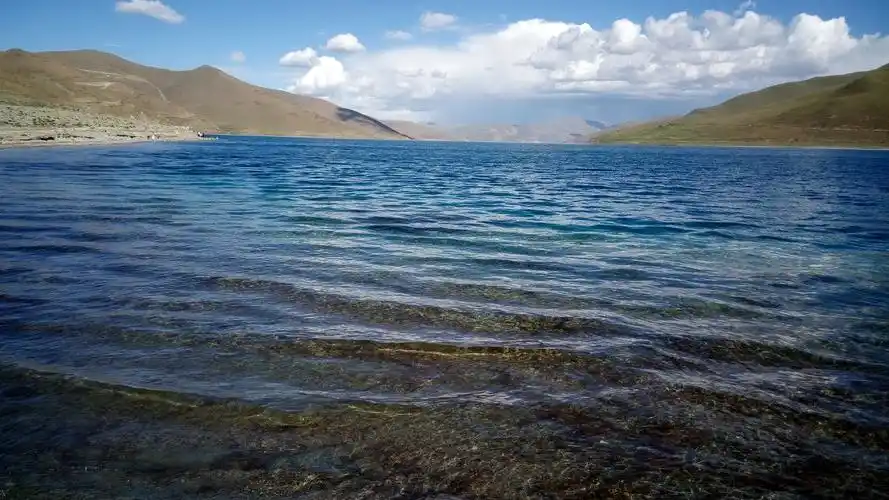 湖水泛起层层涟漪