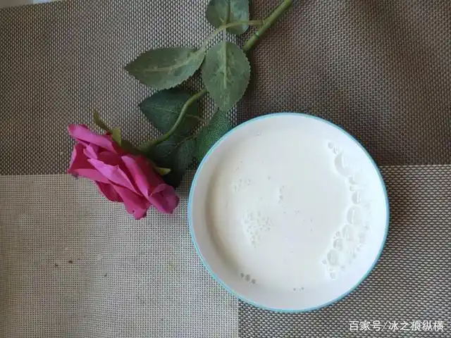 牛奶倒入装有蛋清的碗中搅拌均匀.