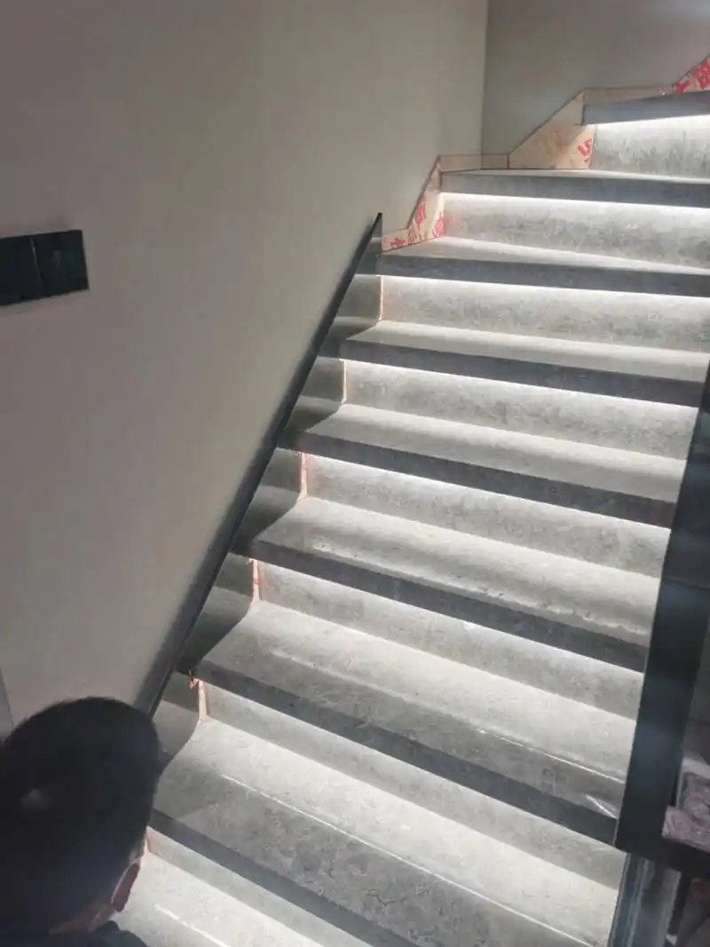 不锈钢踢脚线--楼梯踢脚线安装 装修得七七八八了,才意识到楼梯墙边的