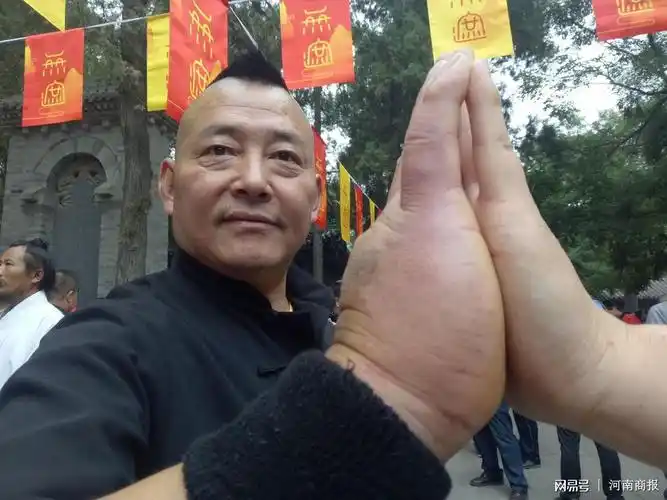 张龙祥,44岁,山东梁山人,龙虎派铁砂掌第17代传人,中国武术