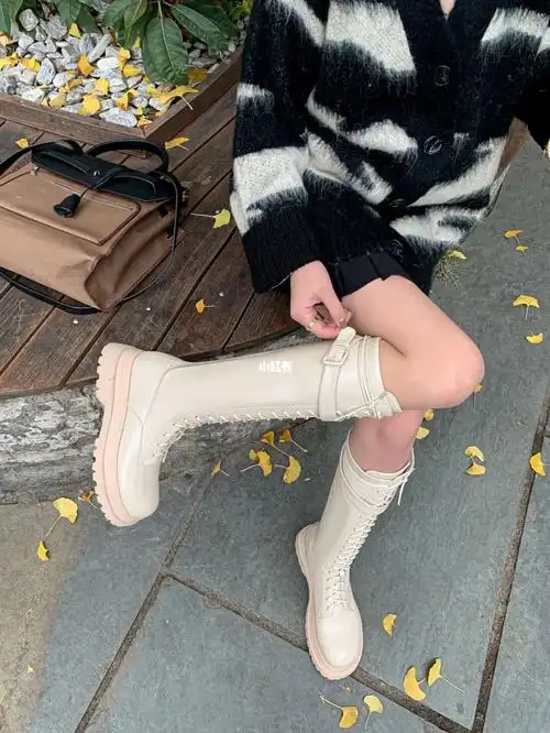 白色绑带长筒靴好爱