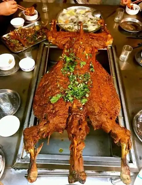 关于烤全羊图片真实照片的配图及描述