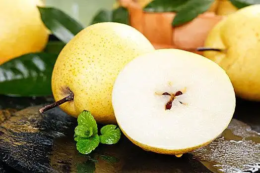 黑底上放着雪梨