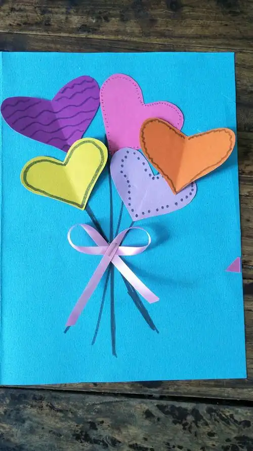 担水坝幼儿园大班感恩母亲,自制贺卡送妈妈家长会!