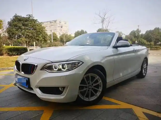 宝马218软顶敞篷,可算最便宜的原汁原味的进口敞篷车了.