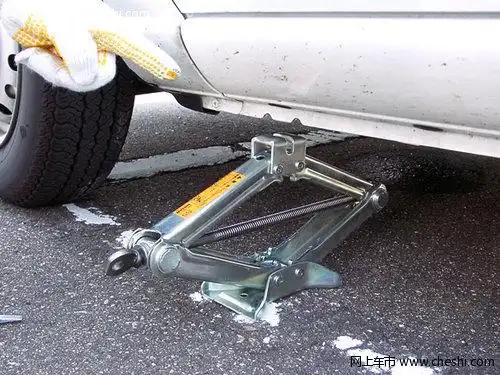 维修车时该如何正确的使用千斤顶