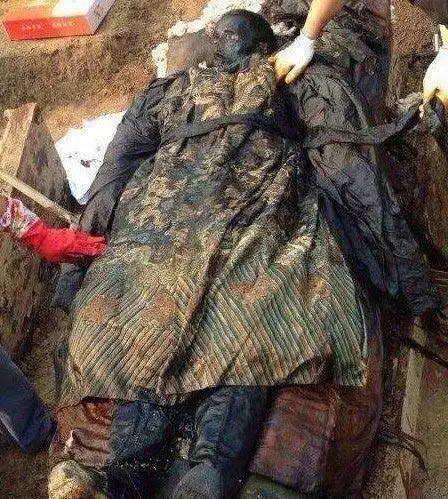 石景山出土的龙袍干尸到底是谁脚有六趾被疑是顺治多尔衮