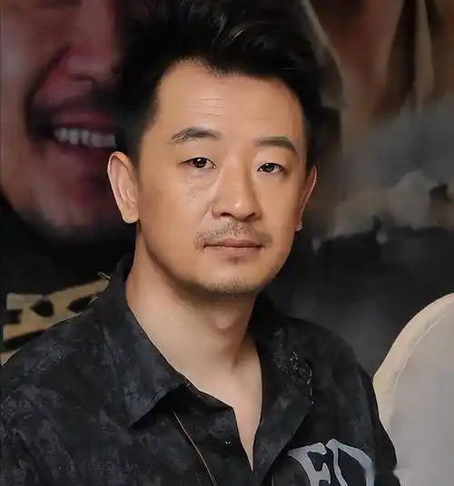 黄海波为恩师庆生,10年不拍戏在同学中仍有声望,紧挨老师站c位