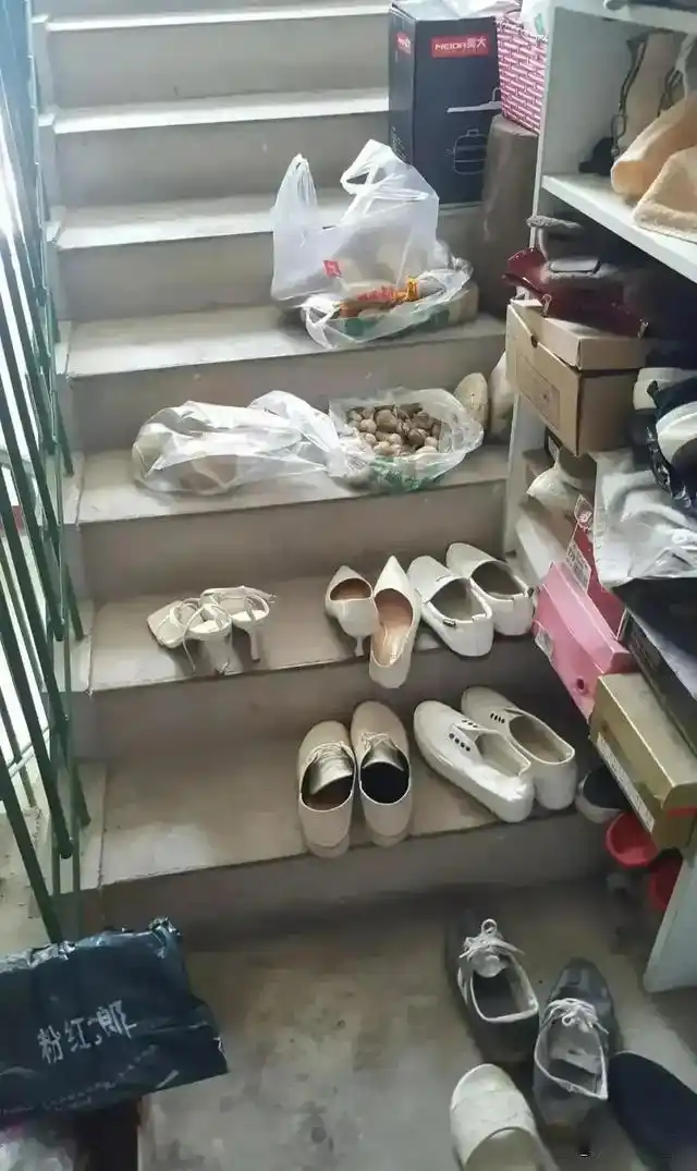 太气人了,楼道都是鞋,已经跟邻居吵过几次架了,怎么办?