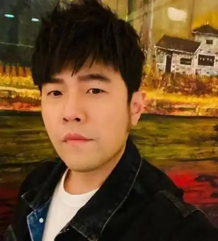 刮胡子堪比"换脸",41岁周杰伦嫩回20岁,网友称他撞脸了陈赫!