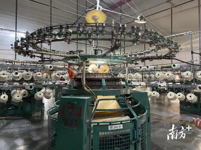 张槎某针织企业车间内的大圆机.