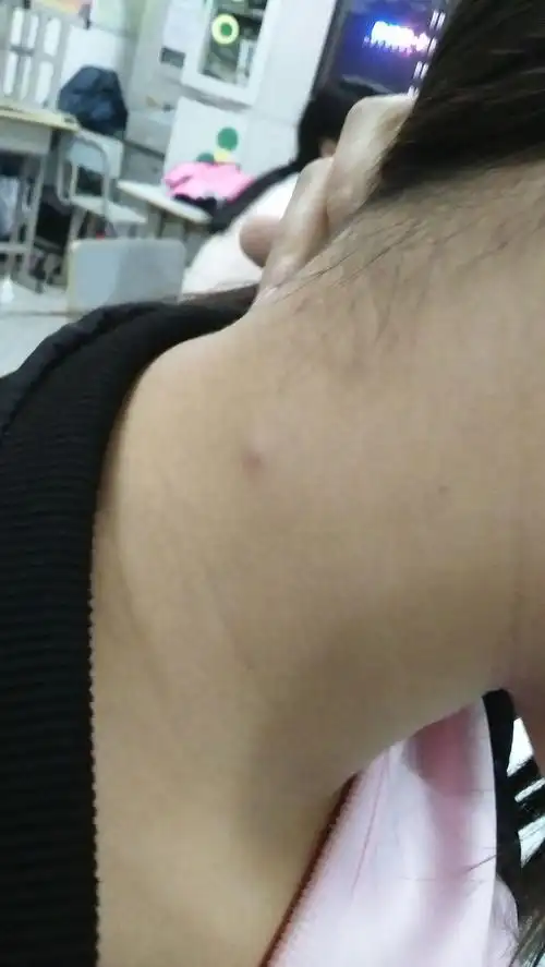 耳朵下脖子里面长了一个小硬块一碰就疼大概有一个月了