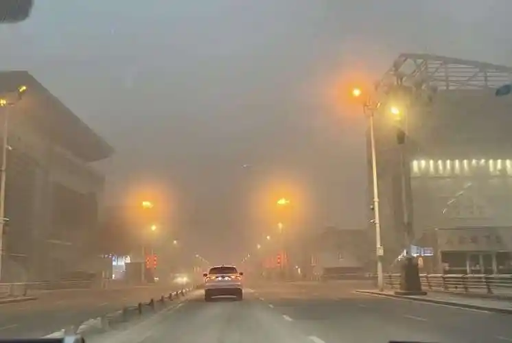 包头市发布沙尘暴黄色预警 中小学临时停课一天