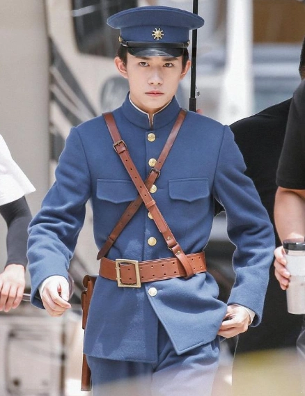 易烊千玺军装,一身正气英气十足