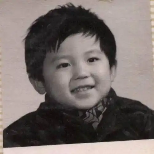 七大"萌娃"童年照聚齐,邓超你是认真的吗】照片中的王祖蓝正在上小学