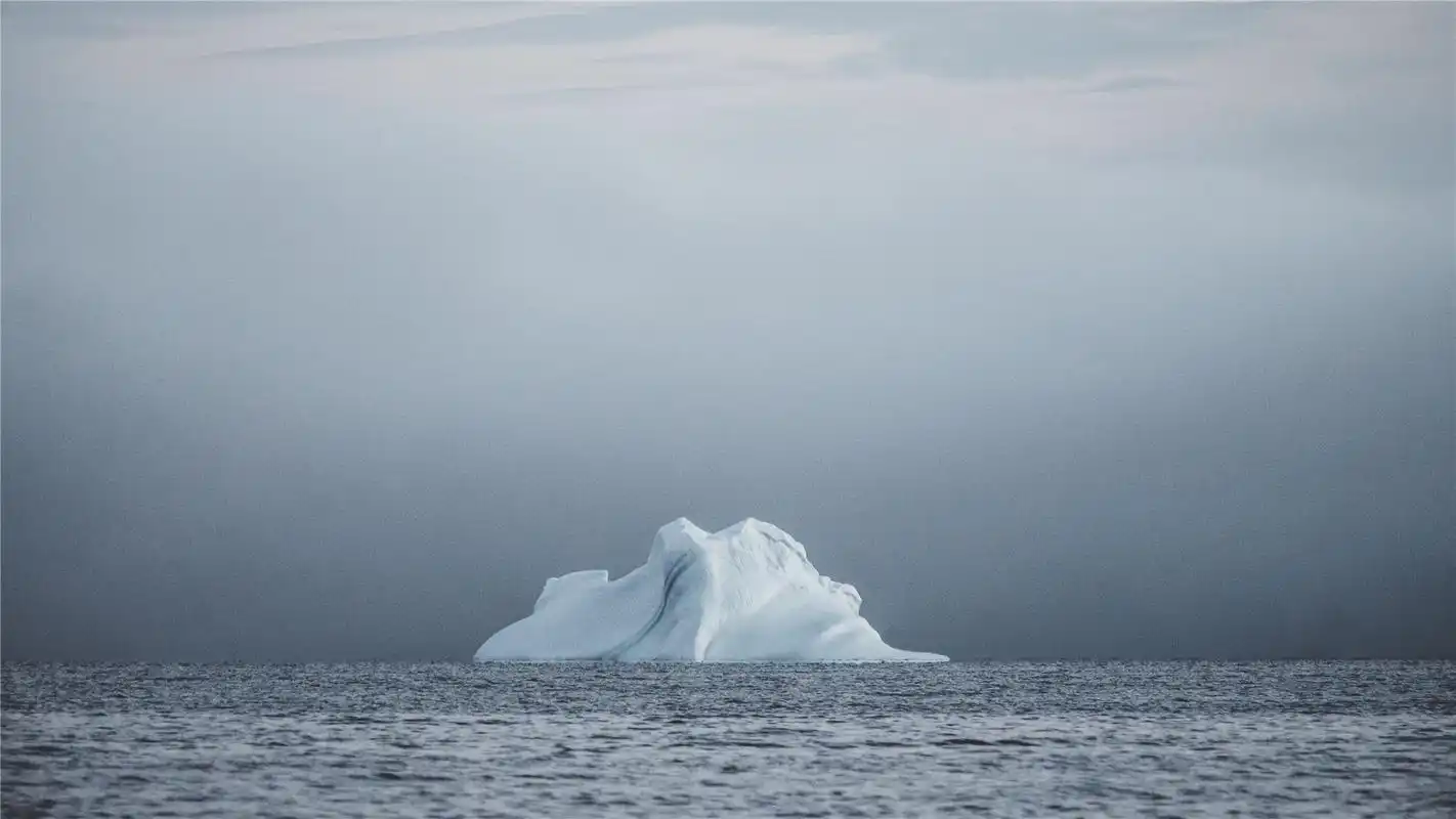 唯美海上冰山高清桌面壁纸