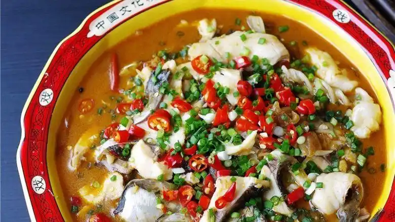 四川酸菜鱼,关火,起锅;撒葱花,小米辣碎.