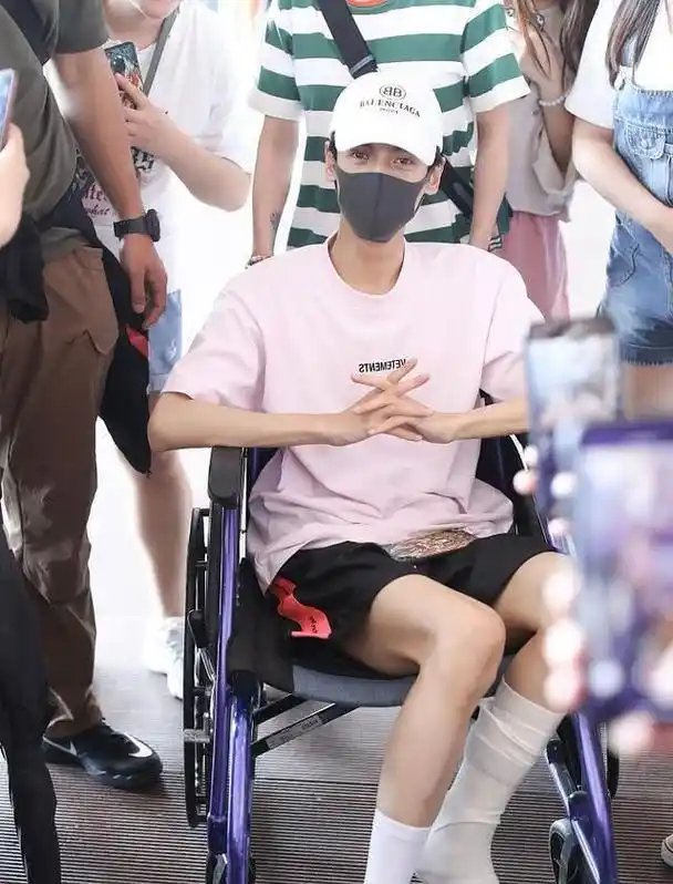 罗云熙拍戏受伤坐轮椅现身机场,双腿瘦到"皮包骨"让人心疼