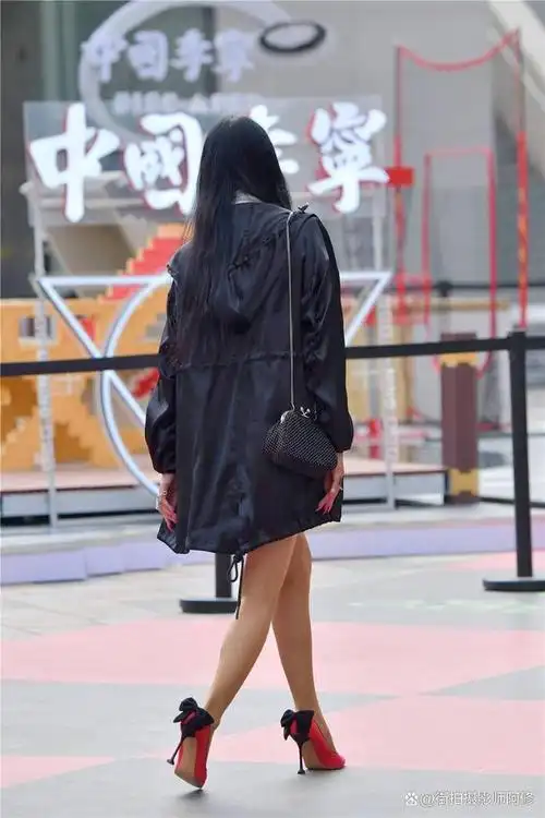 夏季出门穿着高跟鞋,显身材又很精致,不需要太高的款式