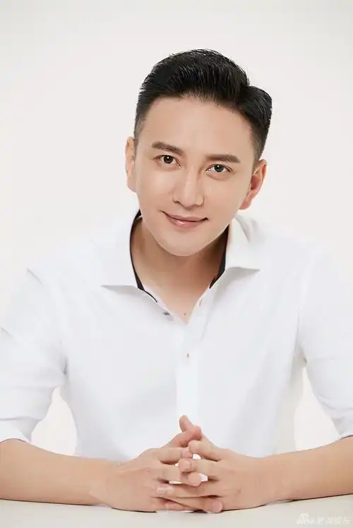 王仁君曝白衬衣写真 散发轻熟暖男魅力