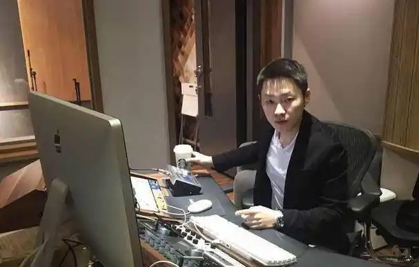 好声音冠军沉寂多年粉丝不减反增,如今重返巅峰仙风道骨神似窦唯_梁博