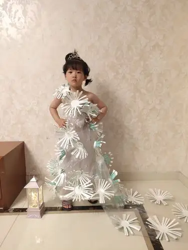 【荣怀新世纪幼儿园】小二班全明星diy环保服装设计大赛,快来投票!