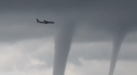 客机从一排龙卷风旁飞过毫发无损成功着陆组图