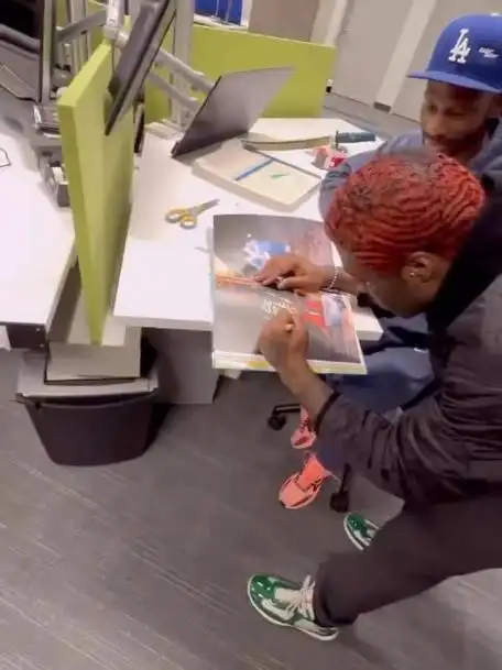 liluzivert为杂志签名