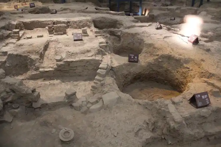 见有两座大型建筑:清凉寺汝官窑遗址展示馆和宝丰汝窑博物馆