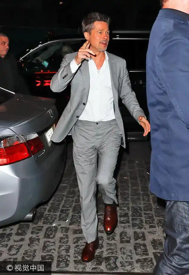 布拉德·皮特离婚后重回钻石王老五行列 灰西装显高大魅力不减