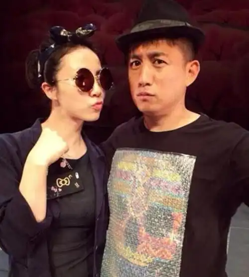 辛柏青夫妇是同学关系,黄磊和孙莉是师生关系,佟大为和关悦是同学关系