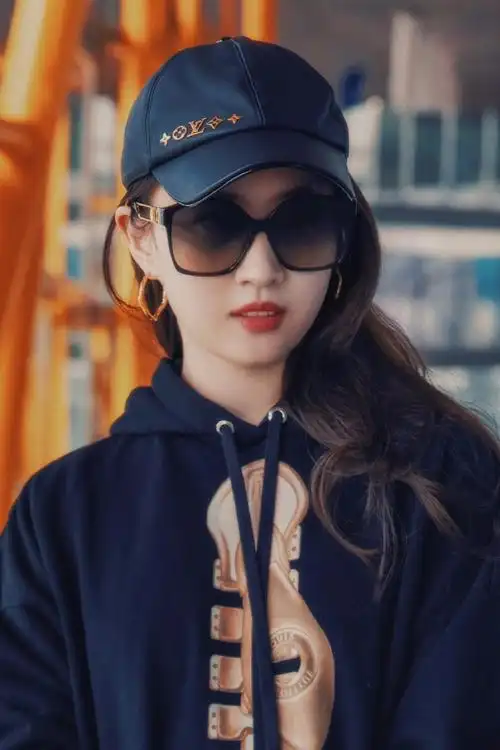 带上墨镜也好美,期待刘亦菲巴黎看秀造型!