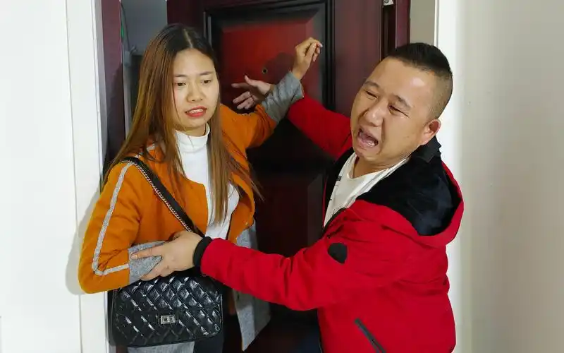 妻子出差提前回来,丈夫把着门口不让进,妻子硬闯进去,发现秘密