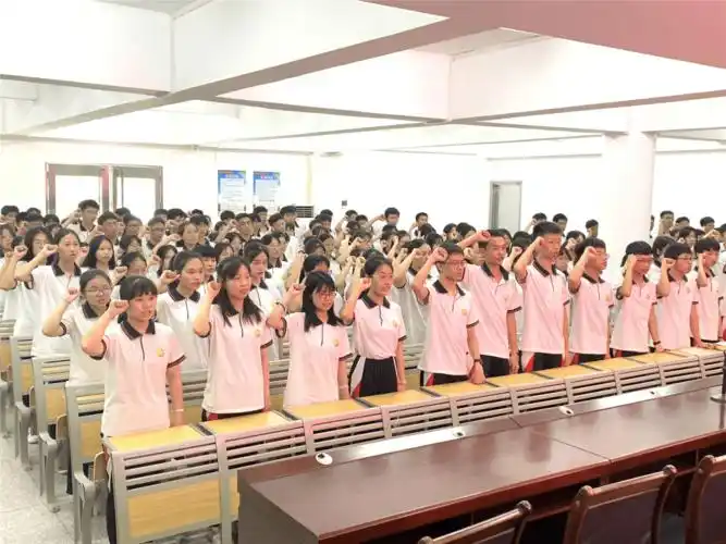 基层动态传承红色基因书写青春华章潮南区峡晖中学举办七一主题团日