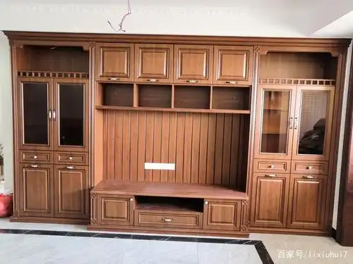 罗马柱加顶线设计的电视柜,彰显大气.