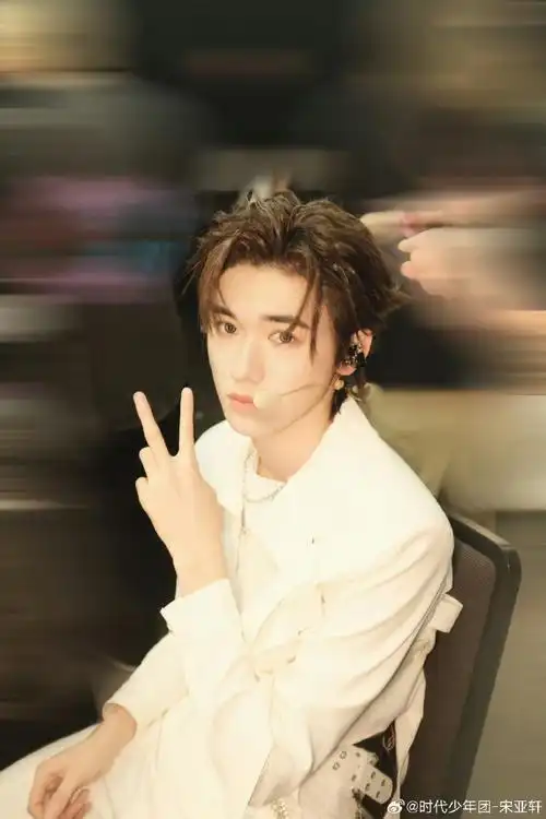 宋亚轩晒小时候照片#宋亚轩晒小时候照片,真的很可爱啊,一整个爱住了