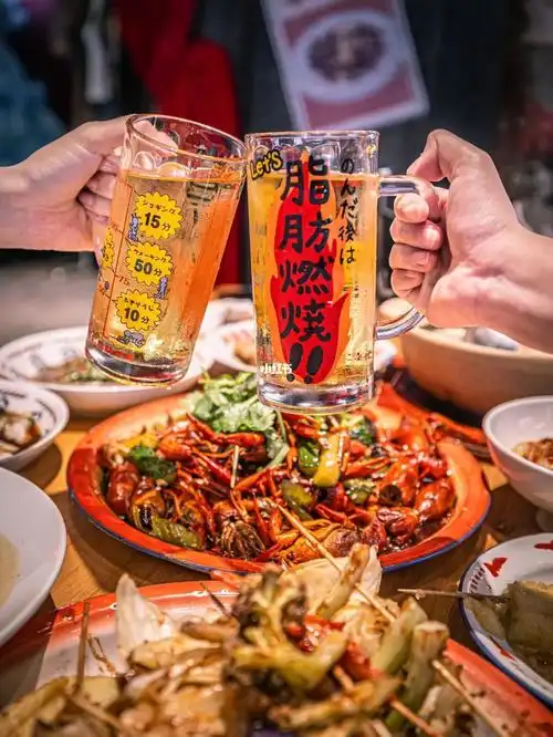 夏天的快乐就是小龙虾配啤酒60快乐似神仙