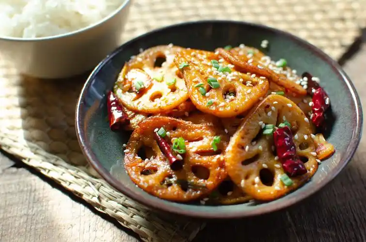 香辣开胃的干锅藕片,咬一口嘎嘣脆,吃着超过瘾!