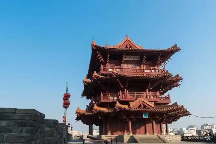 肇庆古城墙是一座体现宋代建筑风格的标志性建筑,位于肇庆市区旧城区