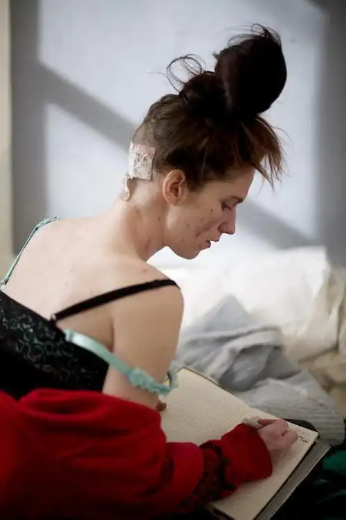 斯蒂芬妮身穿gap的照片.毒瘾发作,斯蒂芬妮非常痛苦.