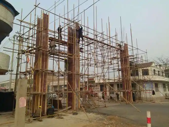 狠抓落实 ――孟中荣大门牌坊正在施工中