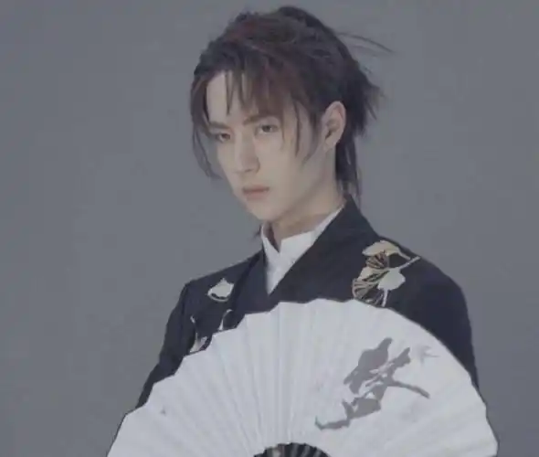 原创王一博真是古风神颜手拿折扇似翩翩公子这颜值让全网都不淡定了