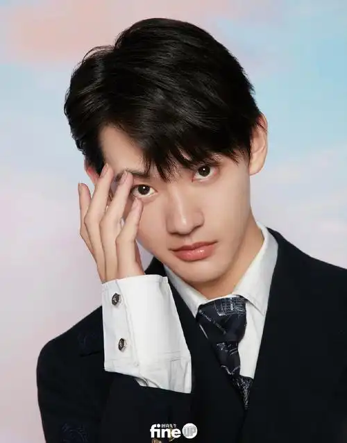 简介:气运联盟时尚先生fine电子刊首封写真,分享一组气运联盟图片给