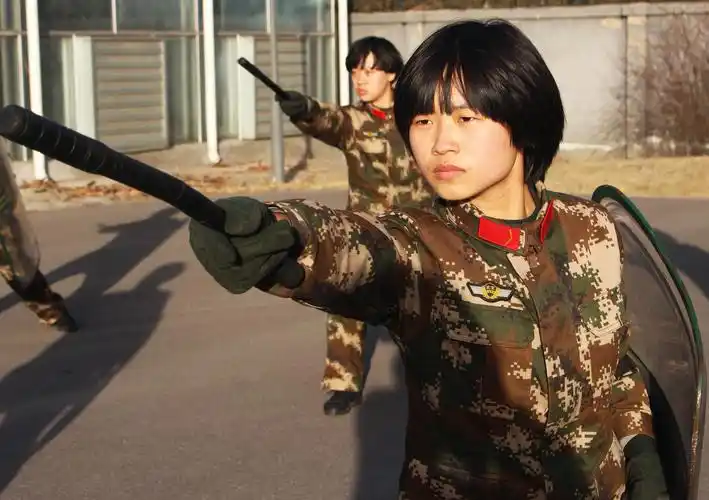 6.小身板蕴含大力量,女兵的警棍盾牌术招招有力.