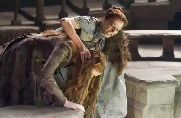 s04e07 莱莎·徒利凶手在多年后颁发,"老玫瑰"奥莲娜·提利尔为了杀掉