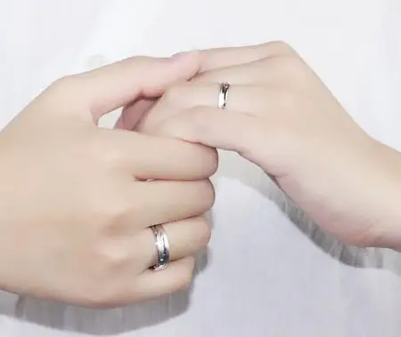 情侣戒指戴在哪个手指情侣戒指戴法